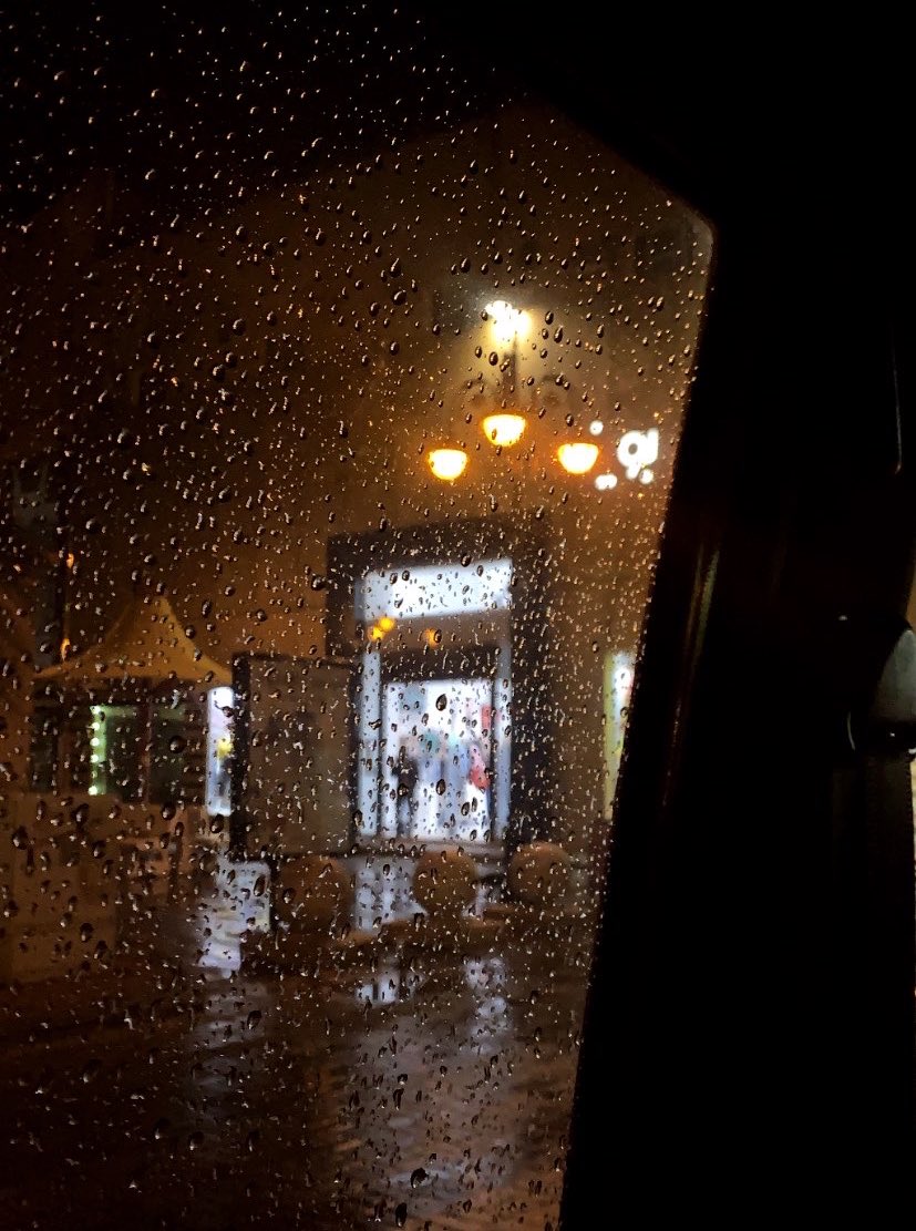 ليت الايام كلها ممطرة 🖤❄️..