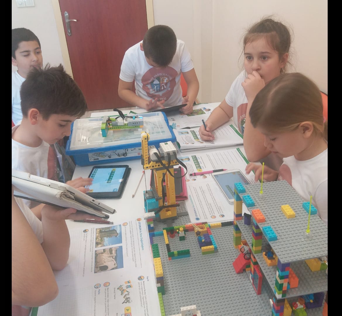 EmlakErgene's tweet photo. BOOMTOWN BUILD
(Yeni Şehrin Mühendisleri)
FIRST LEGO League Jr Fuarında bugün 4/A Sınıfı KÜÇÜK KAŞİFLER takımımız MERAKLI KAŞİFLER ödülünü alarak bizleri gururlandırdı.🏆🏅
Öğretmen ve Öğrencilerimizi tebrik ediyoruz. 👏👏👏
@ersanulusan @csarili @hete61 @BilimKahraman
@CorluMem https://t.co/R9GsuF7YiH