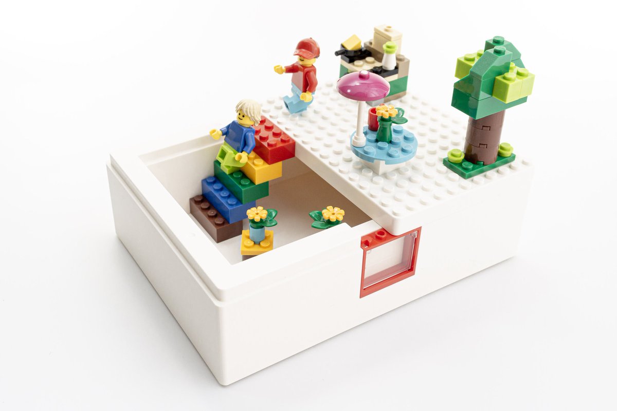 Legoanywhere レゴエニ レゴとイケアのコラボ製品を入手しました これ思ってたより楽しい 収納ボックスにもなってるから 遊びながら片付けられるのが嬉しい 収納ボックスで家を作ってみました 製品レビューはこちらの記事をどうぞ
