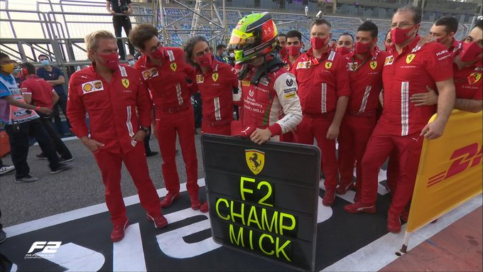 tjcope's tweet photo. Un tal Mick Schumacher es el CAMPEÓN del Mundo de #F2... ¿Os suenan esa carita y ese apellido? ¡EL HEREDERO!

🏎️@ScuderiaFerrari
 
#SakhirGP🇧🇭 https://t.co/bNG6BB4CRd