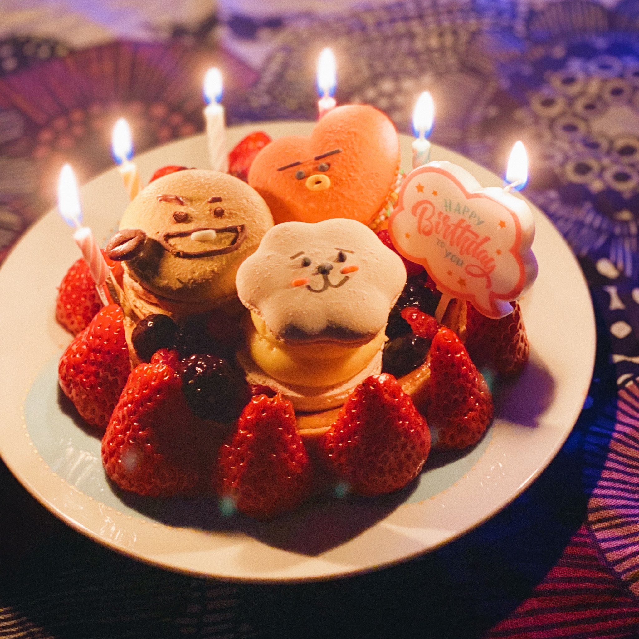 Azami 昨日はジンペンの友人とジン君のお誕生日を祝う会をしていました 新大久保で買ったマカロン シューキーは無かったのでコーヒー味にチョコペンで自作 をデコレーションしたケーキを作ったり Magic Shopやらvliveやら走れバンタンやらを観て楽しい
