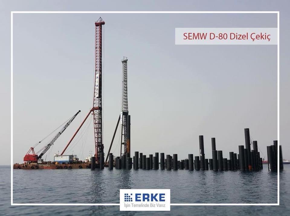 ErkeGroup's tweet photo. #SEMW #dizelçekiç dünyanın en büyük çekiç imalatcısıdır.
D-100 model çekici ve #Fuwa 250t kapasiteli vincini görüyorsunuz.
#ErkeServis güvencesiyle stoklardan hemen teslim.
#erke #erkegroup #dieselhammer #pilingrig #piling https://t.co/chwwE7lbQ4