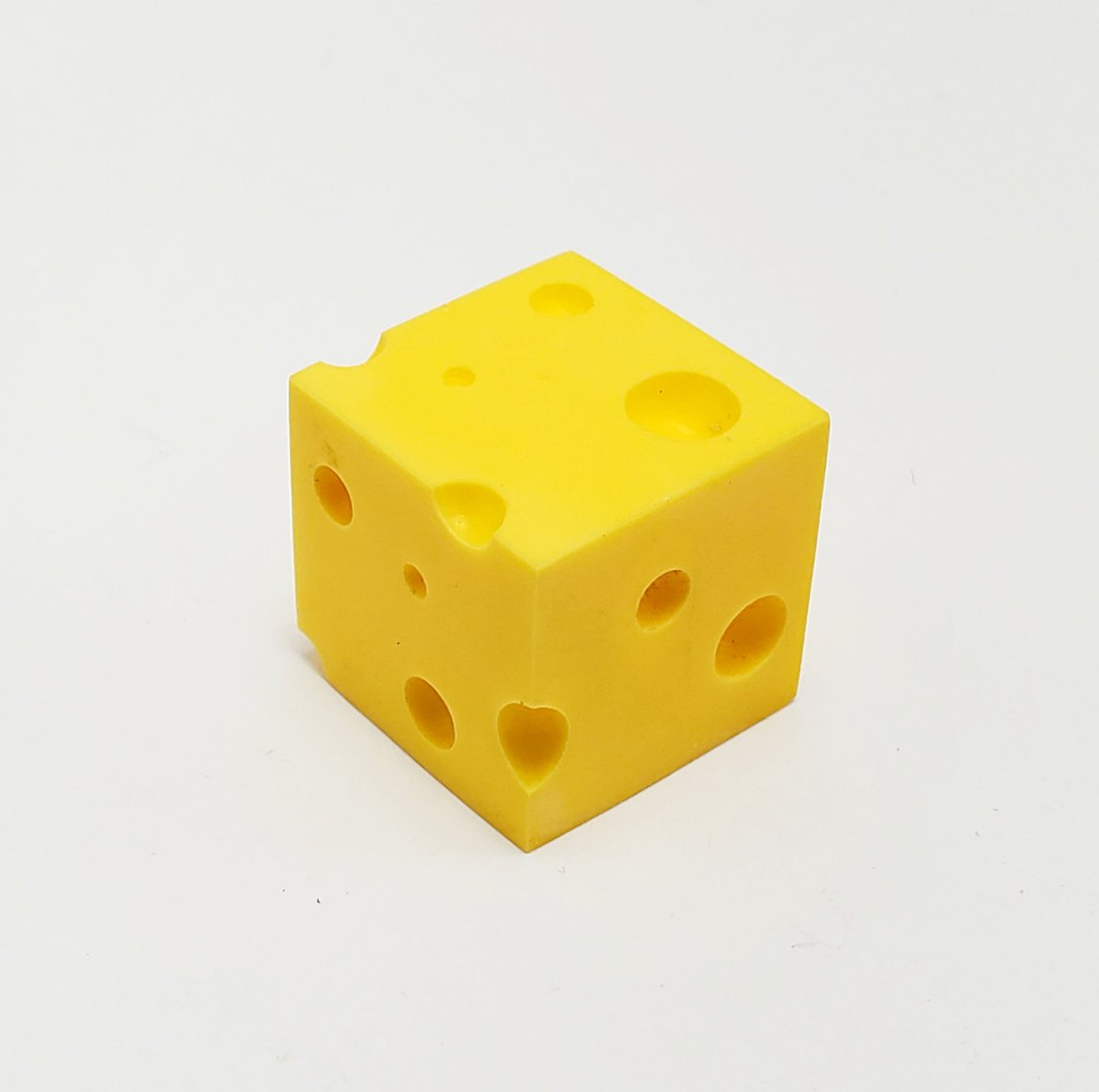 カヅホ 何年も前にワンフェスに出た際に作成したチーズサイコロが出て来ました カラーレジンキャスト製です 普通のサイコロの様に対になった面の合計は7にで 辺に面した穴も含めて読む目になっています 2枚目から順に1 3 6という感じです カヅホ 何年も前にワンフェスに出た際に作成したチーズサイコロが出て来ました カラーレジンキャスト製です 普通のサイコロの様に対になった面の合計は7にで 辺に面した穴も含めて読む目になっています 2枚目から順に1 3 6という感じです