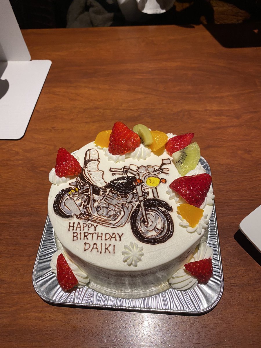 Ndarky127's tweet photo. 今年で19歳になりました！
まさかの予想外のサプライズ誕生日ケーキ！！🎂
自分のXJRのケーキはマジで渋い❗
ゆきちゃんありがとう😊大好き❤
#誕生日🎂  #XJR #サプライズケーキ https://t.co/R1YcPHwIFC