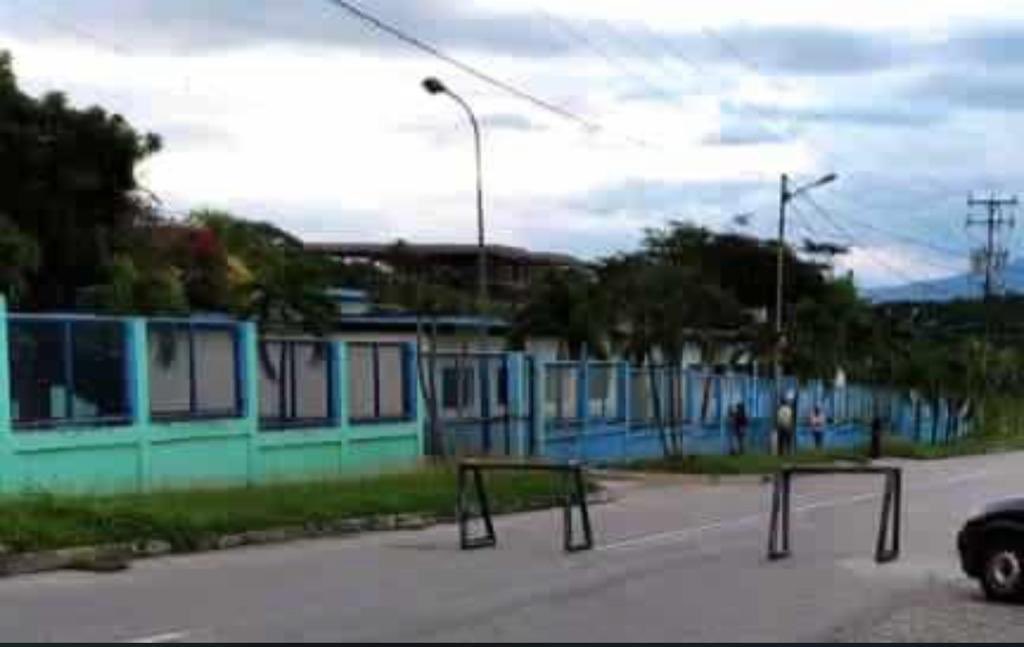 GabrielGalloG's tweet photo. #6D día del Fraude, así amanecen los Centros Andres Eloy Blanco, Rómulo Betancourt y Fray Luís Amigo de San Felipe, Capital del estado #Yaracuy. El pueblo está muy en cuenta de la traición a los grandes intereses de la Patria. ⁦@AsambleaVE⁩ https://t.co/ENV5v65b9U
