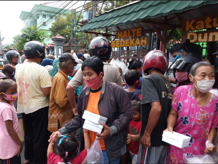 Disaat orang-orang buat makan aja kangelan e kaya gini, kok ya ndilalah mensos e badjingan. :)