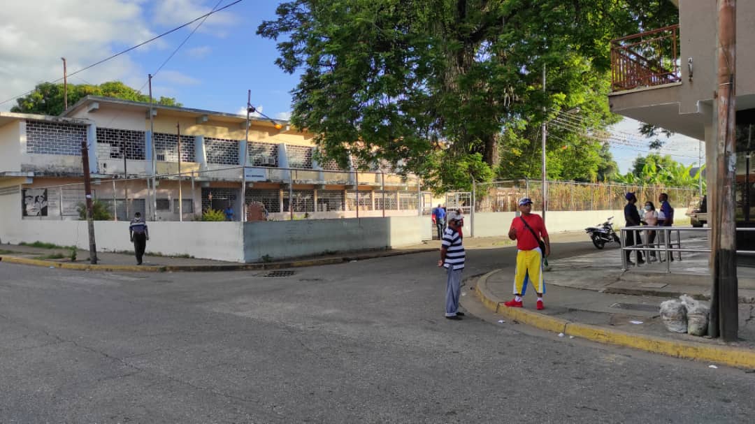 ElPitazoTV's tweet photo. #Cojedes | 8:00 am | Sin cola de encuentra el centro de votación Carlos Vilorio, uno de los más grandes de #SanCarlos #Guachiman6D https://t.co/cuuV5E5A2v