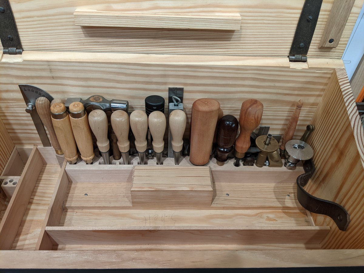Moving on to the tool rack you will quickly spot something amiss. How are these tools, sometimes a foot long, sitting so low?Due to the limited overall height of the case, the tool rack is a pre-assembled section that protrudes significantly into the lower compartment.