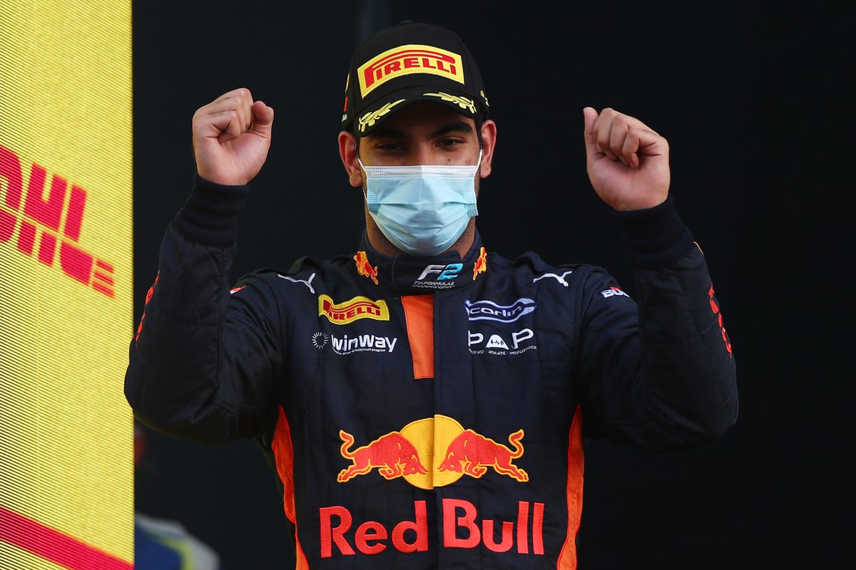 Formula2's tweet photo. The perfect way to finish your rookie season 👏

Congratulations on your first #F2 win, @DaruvalaJehan 🎉

#SakhirGP 🇧🇭 #F2 https://t.co/MlY3HmDheA