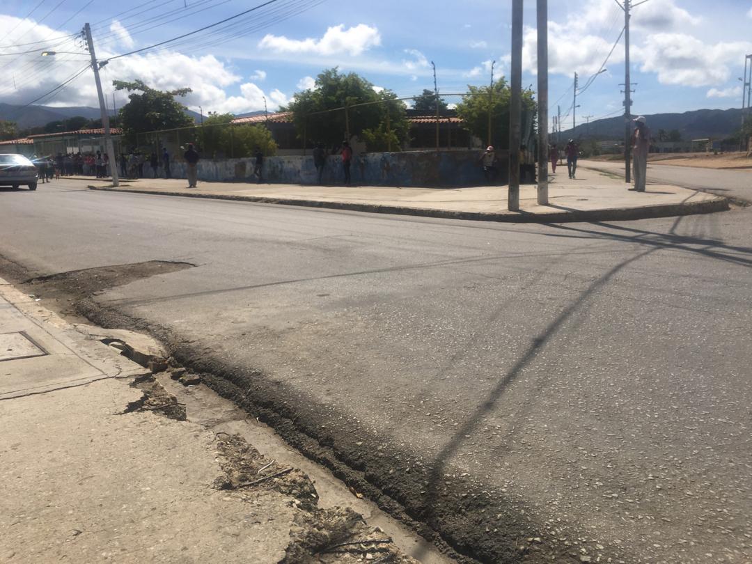 R45Rivera's tweet photo. CEI DOÑA ANA, parroquia central, Municipio Marcano.

Aglomeración de electores en el centro de votación, donde no se están tomando las medidas de prevención del Covid-19.

#YoDocumento6D https://t.co/KtEGvqptrx