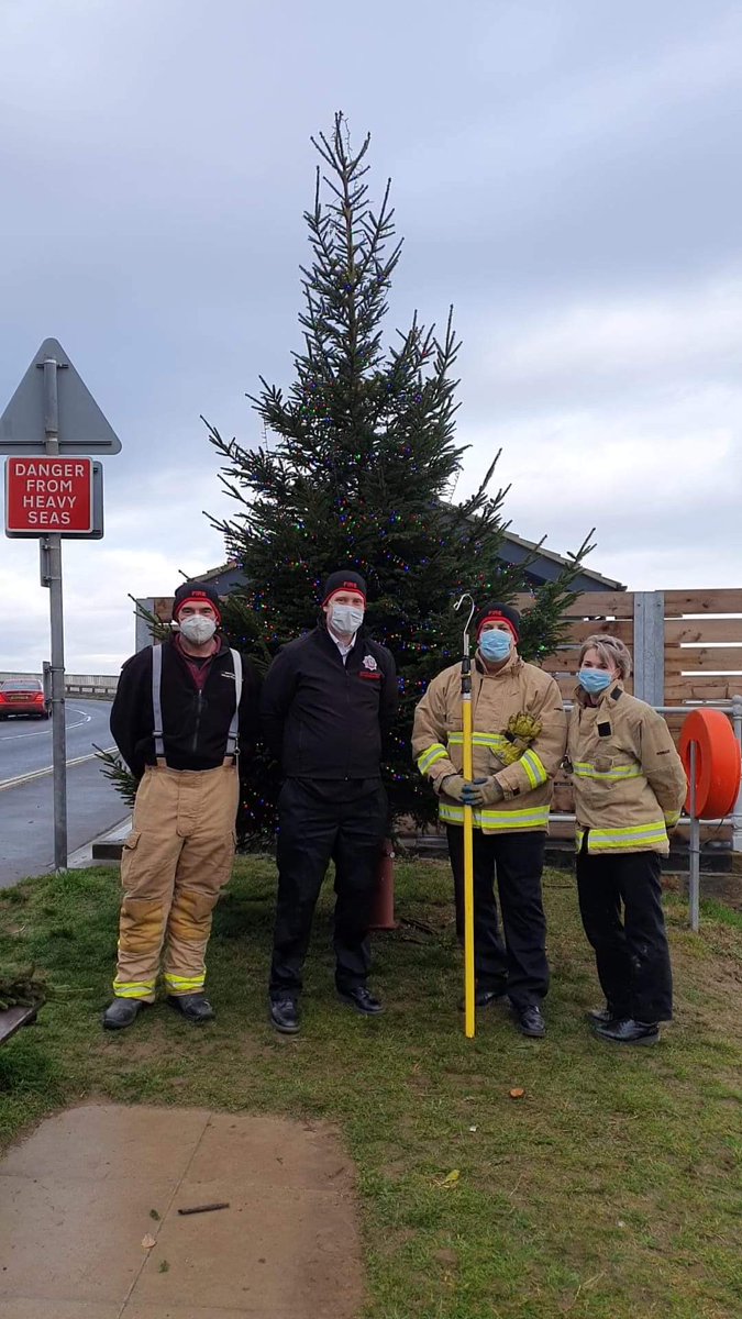 Happy to help out putting up the Christmas tree 🎄 in sandsend today. <a href="/CJacksonFF/">Clive Jackson</a> even posed as a shepherd to get us in the festive mood!