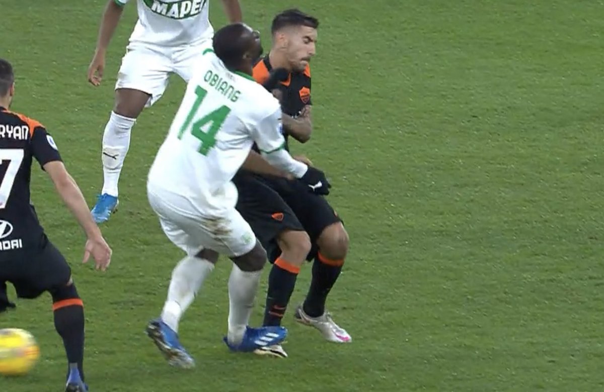 MRosatella's tweet photo. Ma come funziona? Oggi in #CrotoneNapoli il #Var richiama l"arbitro e fa espellere Petriccione per fallo sull'avversario e invece in #RomaSassuolo niente da dichiarare per Obiang? Vergogna @AIA_it https://t.co/MDRSHITq4i