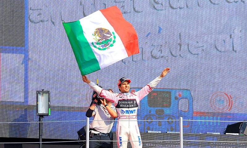Fer_moreno17's tweet photo. 'CHECO' PÉREZ HACE HISTORIA!!
🇲🇽 🏆Después de 50 años un mexicano gana un GP de @F1, gracias a @SChecoPerez, que llegó en primer lugar 🥇 en #SakhirGP y se sienta en la mesa de Pedro Rodríguez, que se llevó la victoria en Sudáfrica en 1967 y Bélgica en 1970. VIVA MÉXICO!! 🇲🇽🏁 https://t.co/FjMm2TF6xM