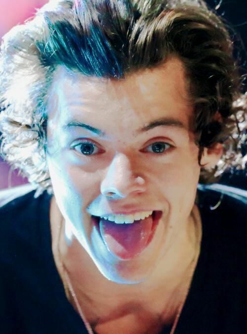 LONG-ish THREAD: Pics of Harry Styles with his  out :) ur welc