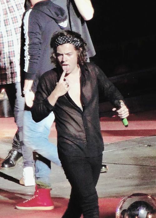 LONG-ish THREAD: Pics of Harry Styles with his  out :) ur welc
