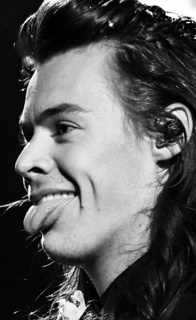 LONG-ish THREAD: Pics of Harry Styles with his  out :) ur welc