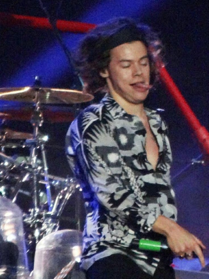 LONG-ish THREAD: Pics of Harry Styles with his  out :) ur welc