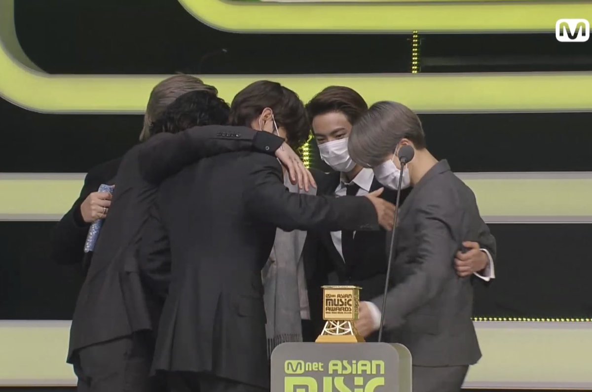 Mantashahashmi3's tweet photo. They leave aa place in group hug awww i m sobbing rn u can belive me😭😭😭 #BTSxMAMA #MusicTranscendsLanguage #bts #bestgroupbts https://t.co/GbHjkPnLkM