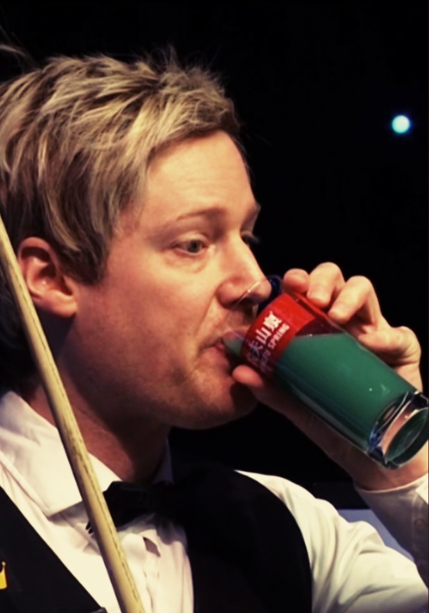 TAFKASB's tweet photo. Robbo drinking the souls of mere snooker mortals tonight in his quest to slay the boy Trump. #thehardstuff https://t.co/raZr9vflQf