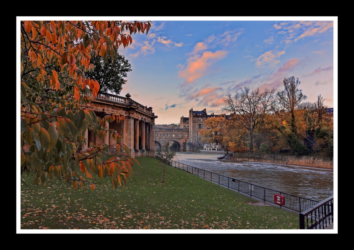 Autumn 🍁 at Pulteney Weir / Parade Gardens Bath

#photooftheday #photo #ThePhotoHour #StormHour @LensAreLive #visitbath #autumn #bathuk #sunset #paradegardens