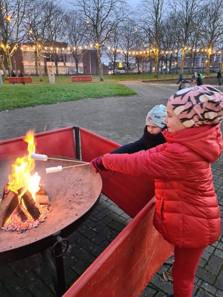 DanielButlerFG's tweet photo. Lost a lot of family time due to the #ChristmasDriveThru debacle but rescued it this evening in town doing the window treasure hunt. A few roasted marshmallows and a trip on the #PanoramicWheel made up for it. Lovely buzz in town too.
#XmasInLimerick https://t.co/2b3ByA9ndT