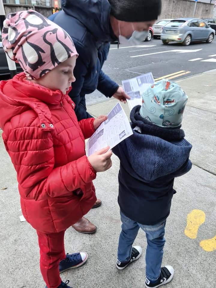DanielButlerFG's tweet photo. Lost a lot of family time due to the #ChristmasDriveThru debacle but rescued it this evening in town doing the window treasure hunt. A few roasted marshmallows and a trip on the #PanoramicWheel made up for it. Lovely buzz in town too.
#XmasInLimerick https://t.co/2b3ByA9ndT