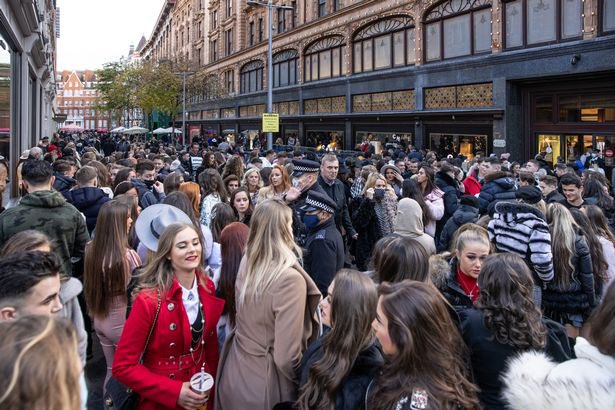 Εικόνα  Λονδίνο: Σκηνές χάους έξω από τα Harrods -Πλήθος χωρίς μάσκα και αποστάσεις προσπάθησε να μπει στο πολυκατάστημα [εικόνες ] EokA0kiVEAU02g3 format jpg name small