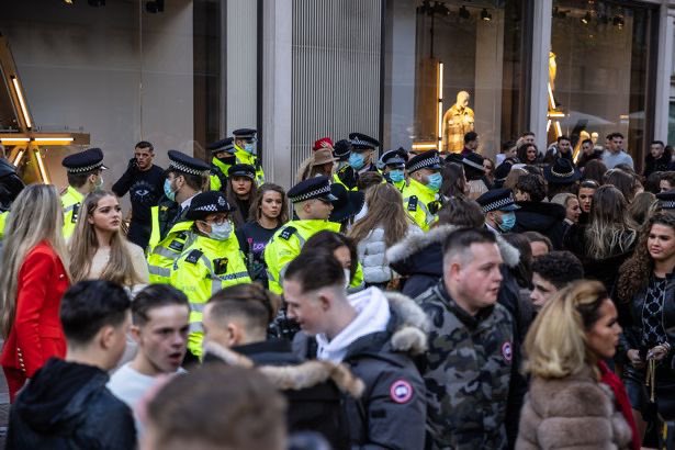 Εικόνα  Λονδίνο: Σκηνές χάους έξω από τα Harrods -Πλήθος χωρίς μάσκα και αποστάσεις προσπάθησε να μπει στο πολυκατάστημα [εικόνες ] EokA0kiVQAI9Qre format jpg name small