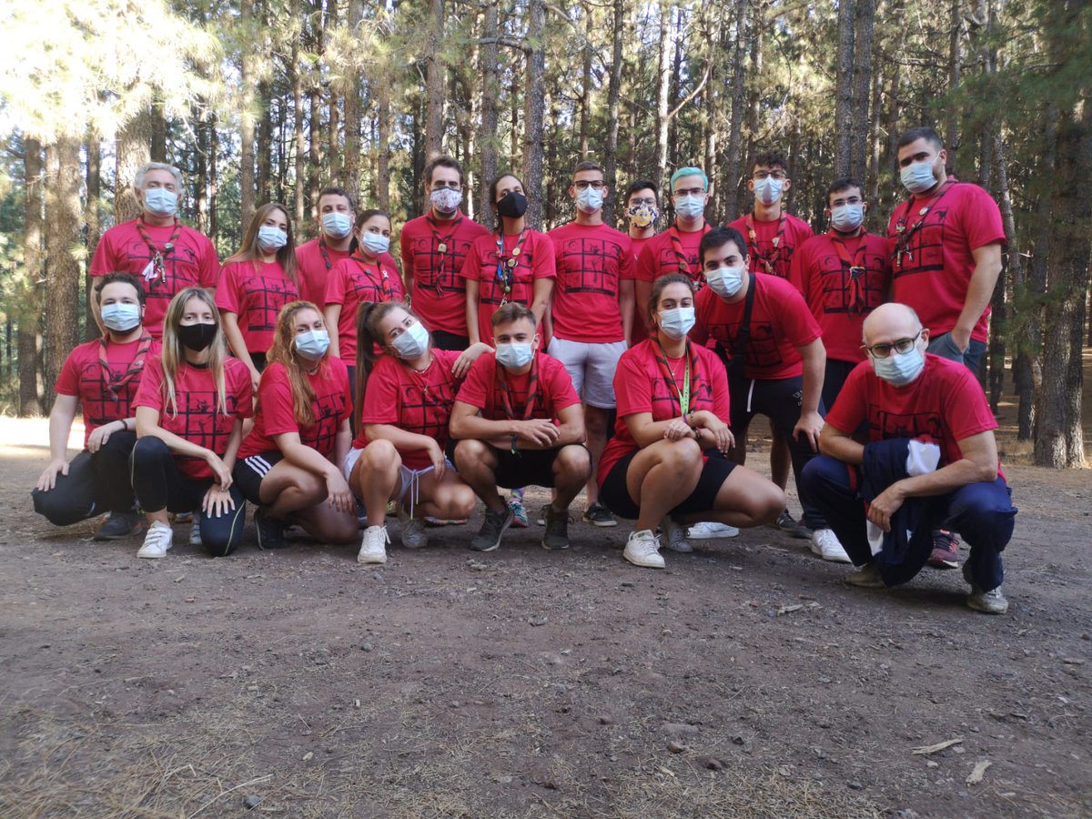 Aguere70's tweet photo. "Voluntario es la persona que, por elección propia, dedica una parte de su tiempo a la acción solidaria, altruista, sin recibir remuneración a cambio."
Ayer, 05/12, fue el día del voluntario, por ello queremos agradecer la gran labor de nuestros scouters ❤🖤
#GraciasScouter https://t.co/o0bxCKRpxk