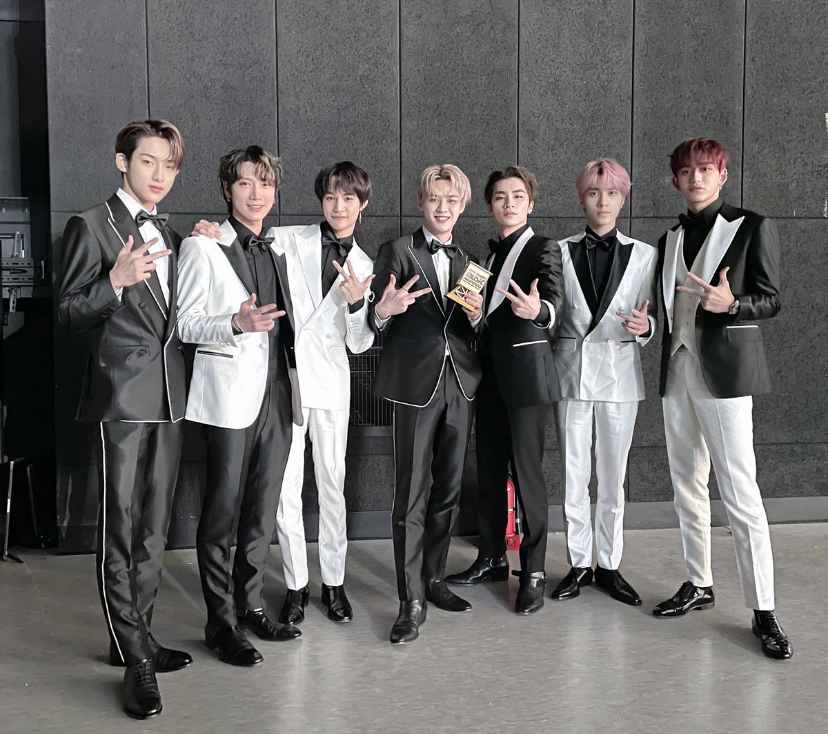 nongtenglobal's tweet photo. 201206 [IG] @WayV_official Update 

WayV✖️ 2020 MAMA📸

恭喜🏆 Favorite Asian Artist 🏆
感谢大家一路以来的支持！威神V会继续努力报答大家的爱💚

🔗: https://t.co/syrLru6fho
🔗:https://t.co/tHLjjtSdjQ

Please ❤, share &amp; comment 

#TEN #李永钦 #เตนล์ #NCT텐 #Congratulations_WayV https://t.co/ZXzIVO2g2z