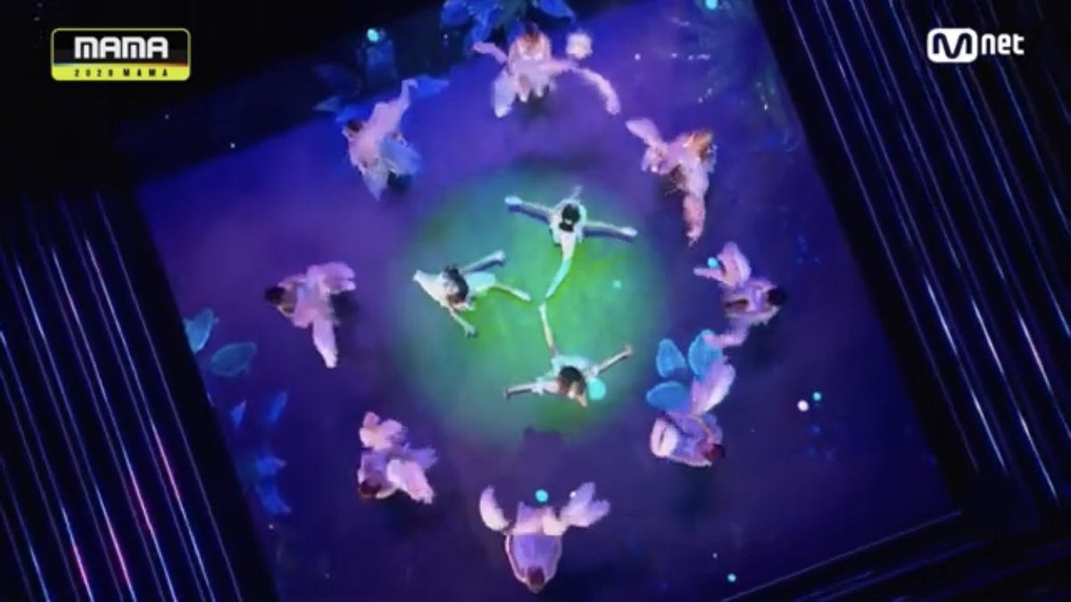 Keitadj Mama Twice More More I Can T Stop Me Cry For Me Full Performance T Co 42znpaua7k Twiceのすごいパフォーマンス レッドカーペットでメンバーがしていた泣くポーズは Cry For Meのポーズでした Twice mama Mama