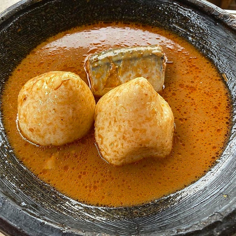 ghanaianfoodnet's tweet photo. The simplicity of this dish is absolutely what makes us crave 🤤
#Ɛmotuo X #Nkatenkwan X #Mackerel
📸 @ayewamrestaurant #omotuo #groundnutsoup
#GhanaianFoodNetwork #Asanka #EcofriendlyUtensils #WashYourHands #EcofriendlyHabits #GhanaianCuisine #GhanaianCooking #WestAfricanFood https://t.co/ronpEdSJKd