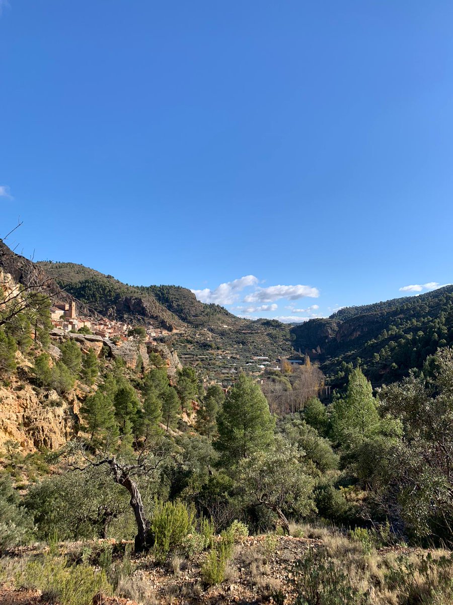 Miralmundo's tweet photo. Ya está disponible en Wikiloc  la red de senderos de #Aýna con 8 rutas por los mejores paisajes de la #SuuzaManchega. Ayer recorrimos con niños la ruta AY-01 la circular de los Picarzos con tan solo 5 km y unos vistas espectaculares. Te vienés?
Rutas: https://t.co/SIQLXzlUiq https://t.co/UhrJxeXJDQ