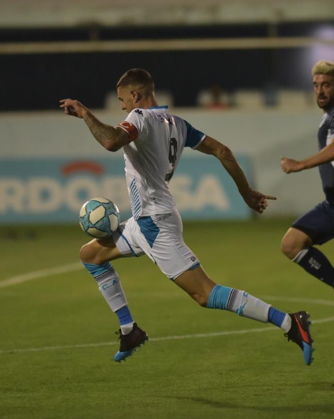 TyCSports's tweet photo. No los compares, solo disfrutalos. 🥴😅

Fotón de Pablo Vegetti, captado en una pose similar a la icónica imagen de Diego. 📸 @MundoDcomar https://t.co/He4lkkFgK5