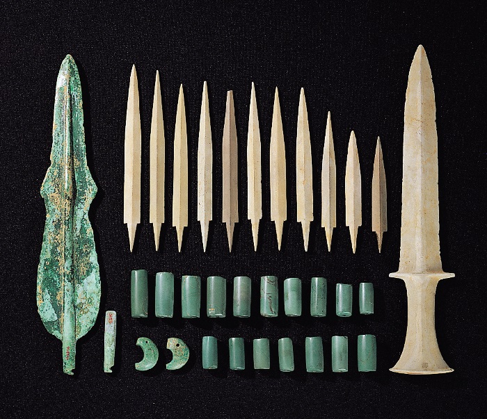 Those bronze swords discovered together with mirrors and bells belong to the so-called Liaoning bronze dagger culture. The slender-shaped Liaoning daggers are also called "Korean bronze daggers" as they were almost solely found in the Korean penisula! #ArthdalChronicles