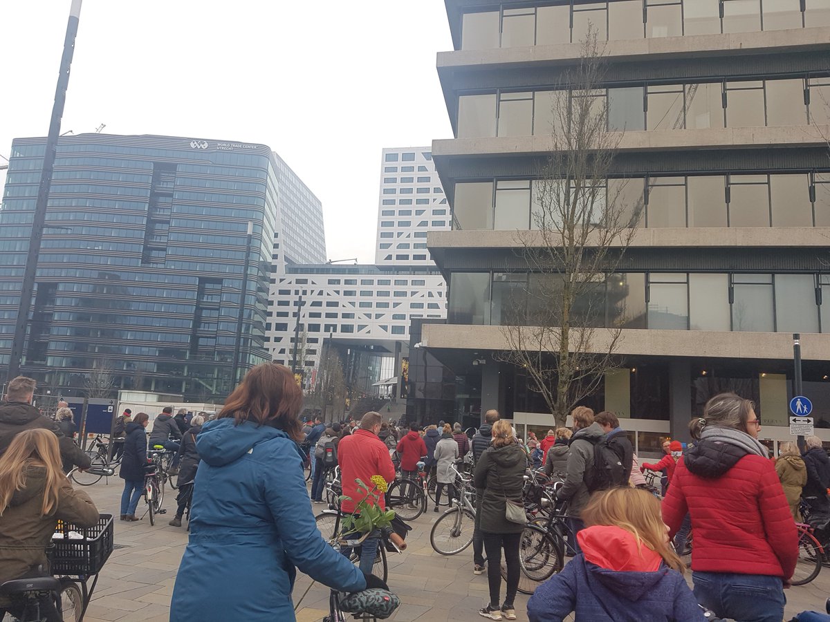 Behoud Amelisweerd fietsdemonstratie, mooie opkomst 2000 mensen. Mondkapjes, 1.5 m afstand en herrie maken ipv roepen. Koude voeten.