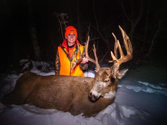 povertybayhunt1's tweet photo. Amber lynn from Saskatchewan ,with awesome whitetail buck congrats ,monster buck ☺ https://t.co/YkUgR2KXks
