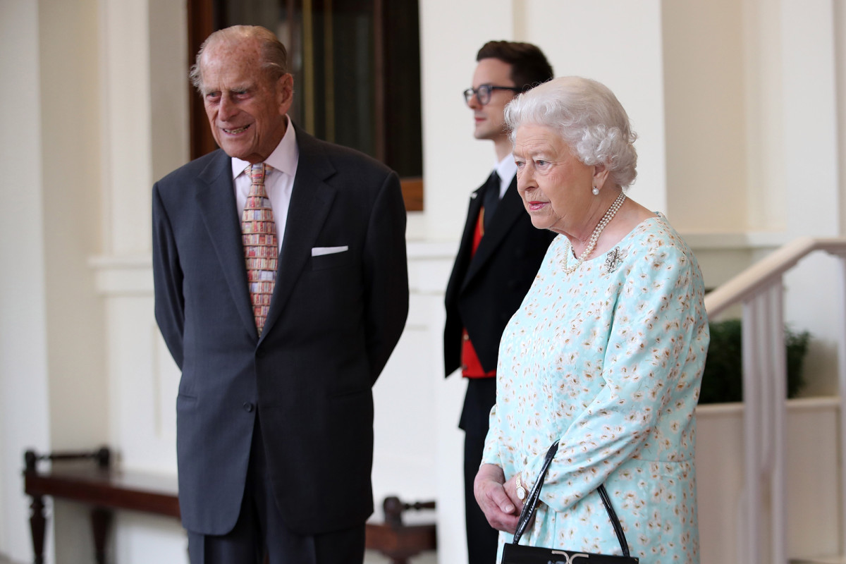 Queen Elizabeth, Prince Philip may be among first to get UK's COVID 19 vaccine