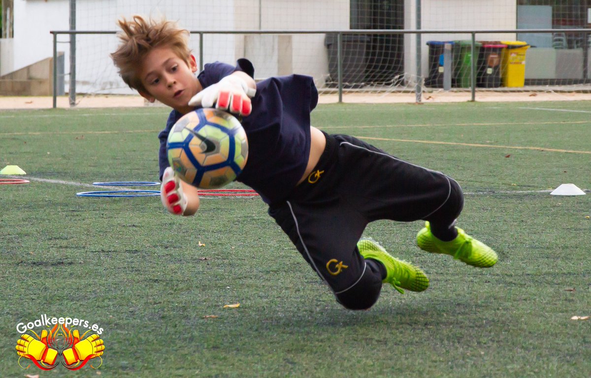 Los grandes también fallan ✔️

¿Te has ido alguna vez a casa después de un mal partido con la sensación de que no sirves para este deporte? ¿Has acabado algún entrenamiento muy decepcionado contigo mismo?

Por supuesto que sí, pero hasta al mejor portero del mundo le sucede 1/3