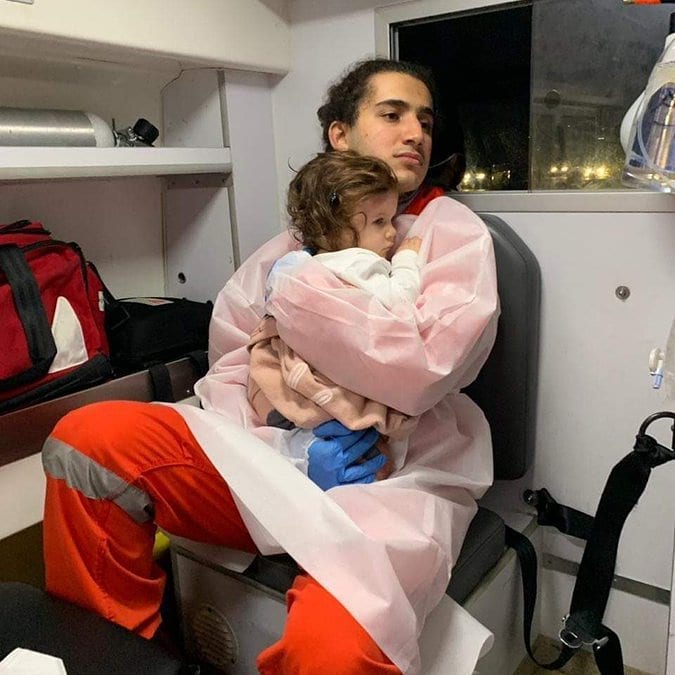إنتشار صورة تحمل أسمى معاني الانسانية لمسعف في الصليب الاحمر يحضن طفلة فقدت للتو أهلها بحادث سير 💔