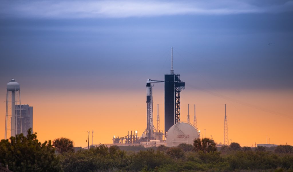 T- 60 minutes from Liftoff of Falcon 9 B.1058 & Cargo Dragon v2 from LC-39A #CRS21 #SpaceX 

📸- @HoverSlamPhoto / HoverSlamSpace.com