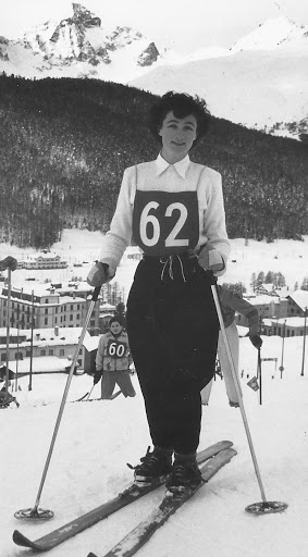 Sheila retired in 1979 and died in 2010. In 2016, the RIA commissioned a portrait of her for their wall, and in 2018,  #UCD erected a plaque in her honour. 7/7 #IrishWomenInHistory  #NollaigNamBan