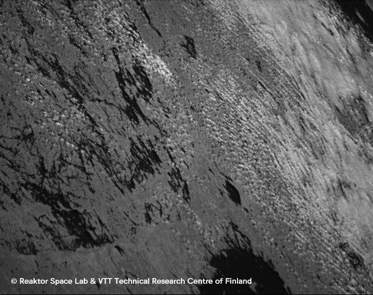 Happy #IndependenceDay of #Finland! This single band infrared image by Reaktor Hello World shows northern parts of Karelia where our brave veterans defended Finland against invading Soviet forces during WW2.

On left: #Saimaa area
On right: N. #Karelia incl. part of Lake #Ladoga
