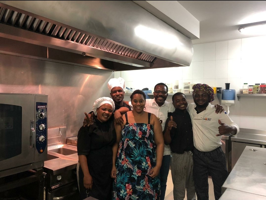 GabrielObiang's tweet photo. Detrás de un gran restaurante hay un gran equipe de servicio y cocina.   Gracias  #IMAGINE #VEMM50 #equatorialguinea https://t.co/YpvT2CZeTa
