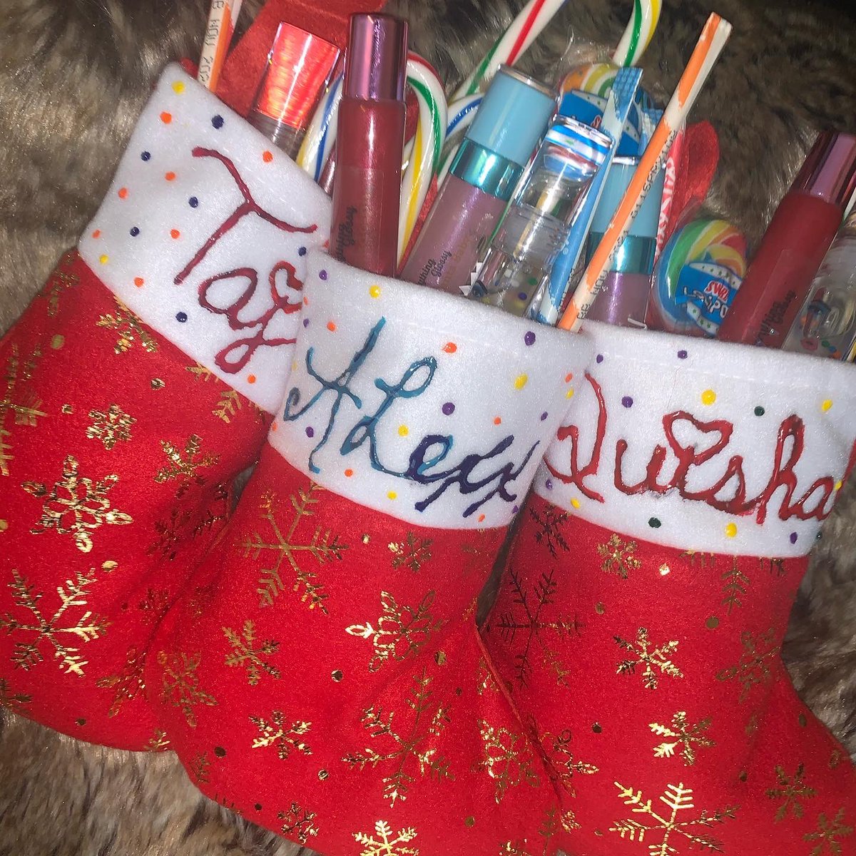 Evrything_Alexx's tweet photo. Get your personalized stocking stuffers this holiday season ✨ Shop https://t.co/oRjAAo3NNX for hydrating lip glosses. Like and share,, my next customer may be on your page 💋 #Christmasgifts #BlackOwnedBusiness #lipgloss #Cyberpunk2077 #supportsmallbusiness https://t.co/OLhvPWzodr