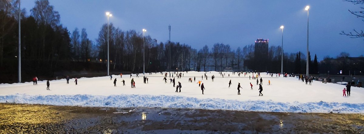 Talvinen ja luminen paratiisi pimeyden ja loskan keskellä! Onpa hienoa päästä luistelemaan Sorsapuistossa! Kiitos <a href="/Tamperekaupunki/">Tampereen kaupunki</a>! #retkiluistelu #rakkaudestalajiin #sorsapuisto