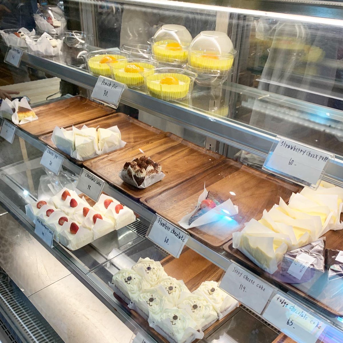 Neko Bake 🥚🥣 เค้ามาออกบูธอีกแล้ว เป็นร้านที่เค้กอร่อย ราคาน่ารัก และแต่ละอย่างกุ้บกิ้บมาก peach pie ก็เหมือนไข่ดาว inu cake ปุกปุยอีก อร่อยด้วยๆๆๆ ชิ้นนึง 48บาท 70บาทไรงี้ ชอบมากก 🍒🧤🍑