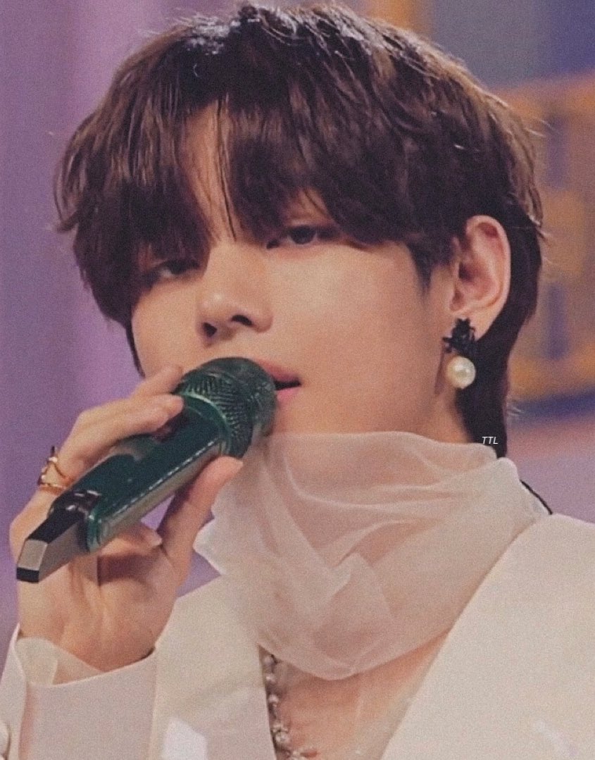 taeteland's tweet photo. kim taehyung is the king of duality https://t.co/IsxbkyXelE