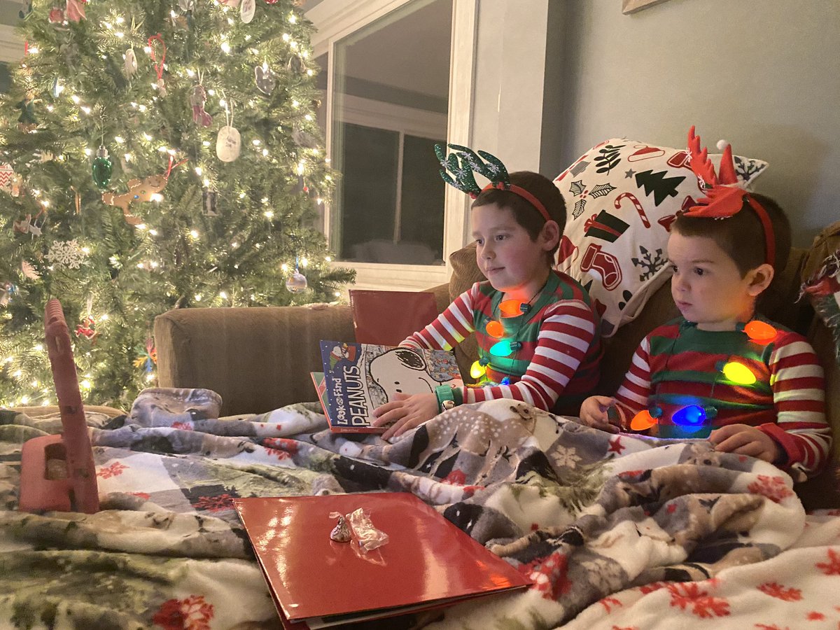 JFCactivities's tweet photo. You can capture the magic, joy, &amp; spirit of the holidays with a virtual event♥️Santa &amp; his elves brought 50 families together in their homes. They sang, they danced, they ate cookies, listened to stories, made reindeer food &amp; snow slime. 
They felt pure joy &amp; that is everything♥️ https://t.co/JnmiaRDZiY