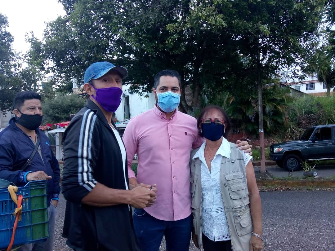 Ya el candidato Julio García en el Liceo Libertador su recorrido en la Parroquia💛💙❤️